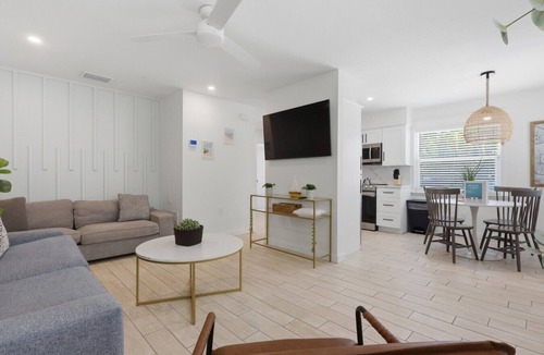 Ilexhurst House | 250 steps to the Beach | Heated pool + spa