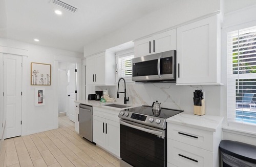 Ilexhurst House | 250 steps to the Beach | Heated pool + spa
