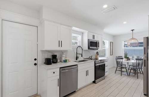Ilexhurst House | 250 steps to the Beach | Heated pool + spa