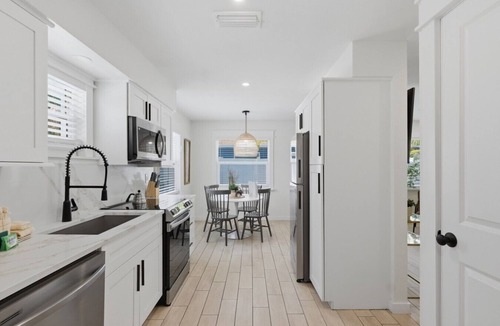 Ilexhurst House | 250 steps to the Beach | Heated pool + spa