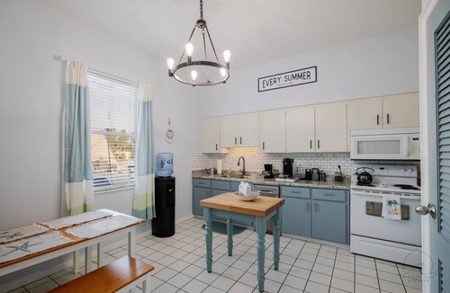 Saint Armands Key Apartment | 2BR Beachy Speakeasy In St Armand's w/Rooftop Deck. Walk to Lido Beach
