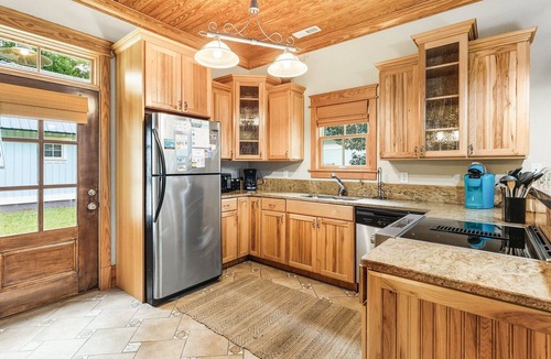 Historic Downtown Manteo House | 2BR coastal cottage w/whirlpool tub & patio