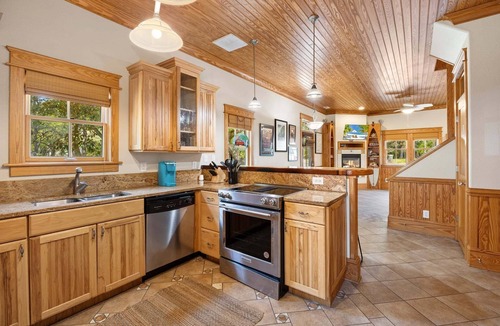 Historic Downtown Manteo House | 2BR coastal cottage w/whirlpool tub & patio