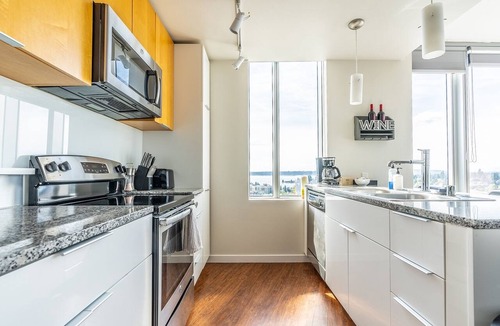 West Bellevue Apartment | 2BR | Gym, Pool | Bellevue | Sophari Towers M