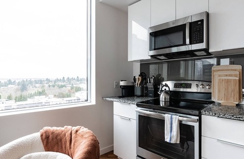West Bellevue Apartment | 2BR | Gym, Pool | Bellevue | Sophari Towers I