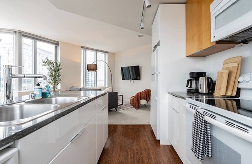 West Bellevue Bed & Breakfast | 2BR | Gym, Pool | Bellevue | Sophari Towers H