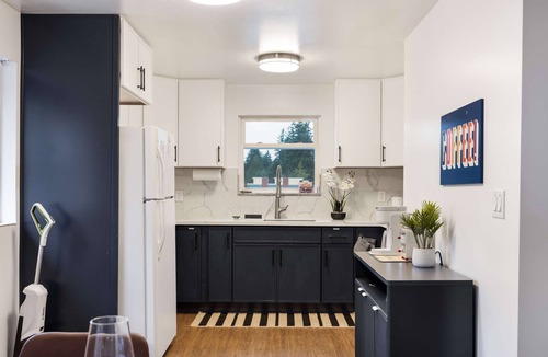 Cedar Heights House | 2BR Seattle Cozy Stay, AC, Near UW & Transit