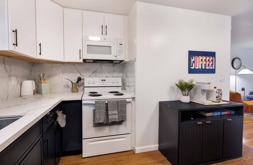 Cedar Heights House | 2BR Seattle Cozy Stay, AC, Near UW & Transit