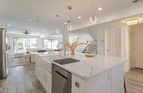 Bay Crest Park Villa | 3 bedroom 2.5 baths Waterfront , private pool & dock , fireplace , Kayak