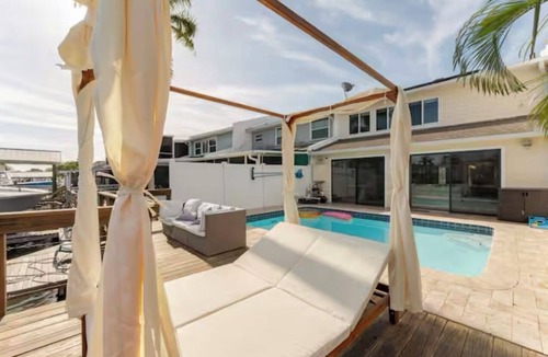Bay Crest Park Villa | 3 bedroom 2.5 baths Waterfront , private pool & dock , fireplace , Kayak