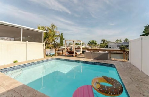 Bay Crest Park Villa | 3 bedroom 2.5 baths Waterfront , private pool & dock , fireplace , Kayak