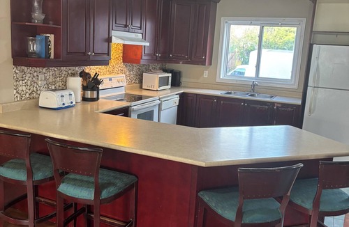 Whitby Apartment | 3 BEDROOM FULLY FURNISHED HOUSE DOWNTOWN WHITBY