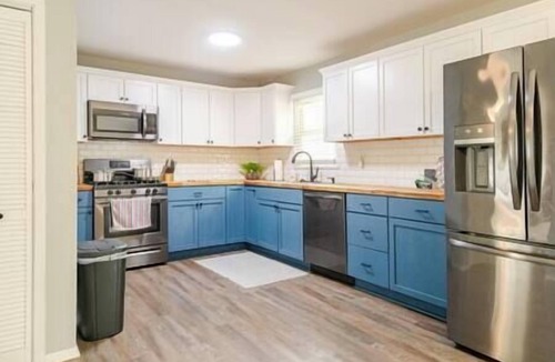 Royal Manor House | 3 Bedroom Ranch - Hot Tub - Pet and Kid Friendly - Fenced Yard - High Speed WIFI