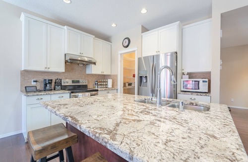 Panorama Hills House | 3-Bedroom Retreat Close to the Mountains & Airport