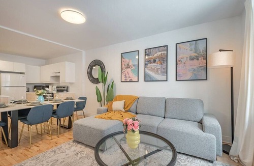 Golden Square Mile Apartment | 3 Bedrooms - Indoor Parking