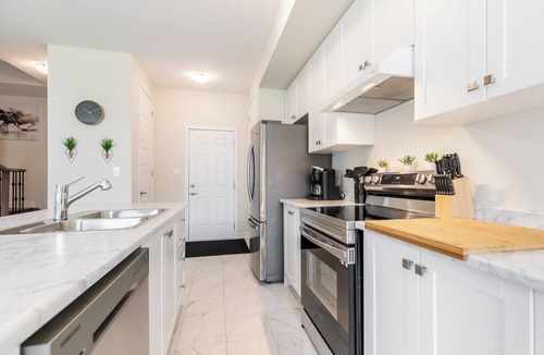 Thorold House | 3 BR house, 15 min to Niagara Falls/Attractions, sleeps 7