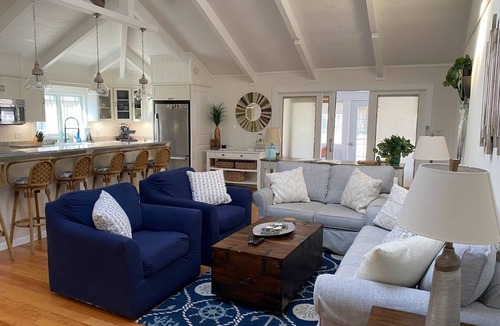 Country Club Estates House | 3 Ensuite Bedrooms - In-town Gem - Walk Everywhere - Sleeps 12 - Private Drive