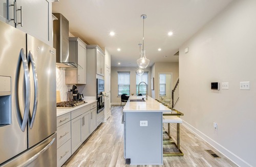 Largo House | 3 Mi to NW Stadium: Modern Retreat in Largo