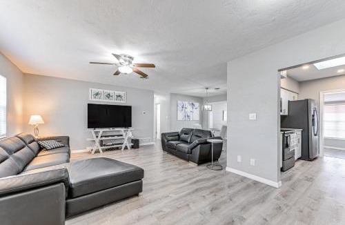 Venice Gardens House | 3 Mi to Venice Beach: Pet-Friendly Home w/Yard