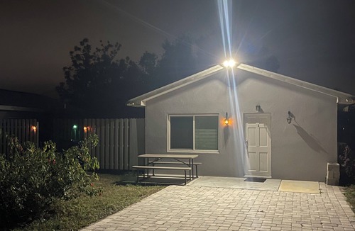Warm Mineral Springs Cottage | #3 Small house walking distance to Warm Mineral Spring