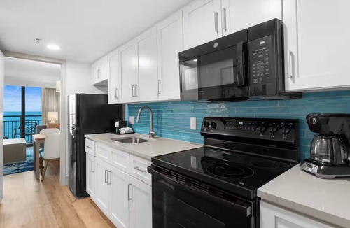 Myrtle Beach Resort | 3 Sunlit Oceanfront King Suites | Balcony, Pool, 0.06 mi to Sea Captain's House