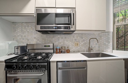 Northeast Apartment | 30-Day+ Executive 2Bd in Capitol Hill. Quiet, Furnished, Parking, Near H Street
