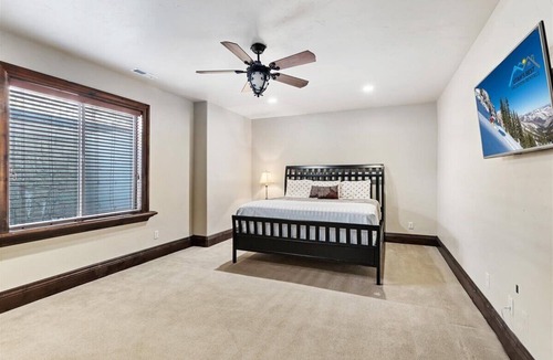 Olympus Cove House | *30 night min* Luxury Mansion * Hot Tub * Views * Theater * Game Room