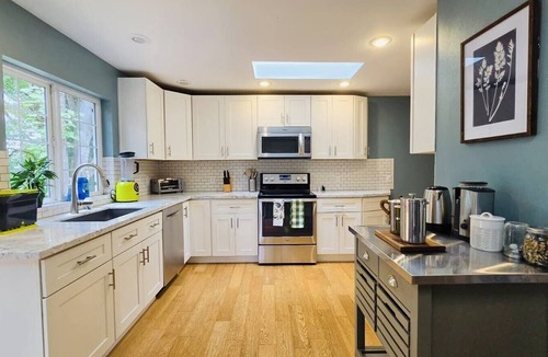 South Seattle House | 3BR 2BA Beacon Hill Backyard Oasis-Firepit,BBQ Deck, Workspaces & Parking