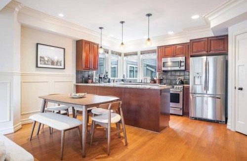 Lower Queen Anne House | 3BR 2BA Kinnear Townhouse in Queen Anne, Seattle