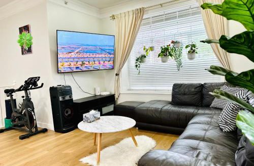 Renfrew-Collingwood House | 3BR Modern Home - Near SkyTrain - Free Parking & Pet Friendly