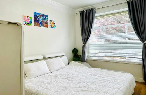 Renfrew-Collingwood House | 3BR Modern Home - Near SkyTrain - Free Parking & Pet Friendly