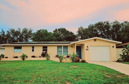 Sarasota Springs House | 3BR retreat w/private fence yard 16 min to Siesta Key