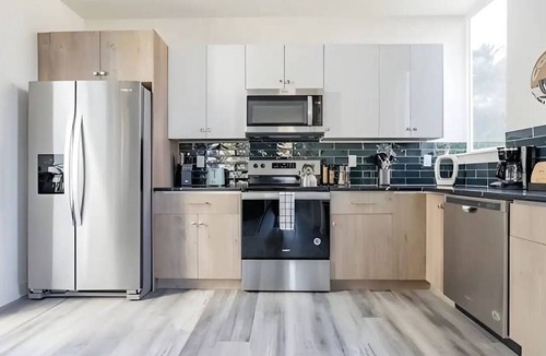 Mid-Beacon Hill Apartment | 3BR Townhouse | Balcony | Seattle | Sophari Home L