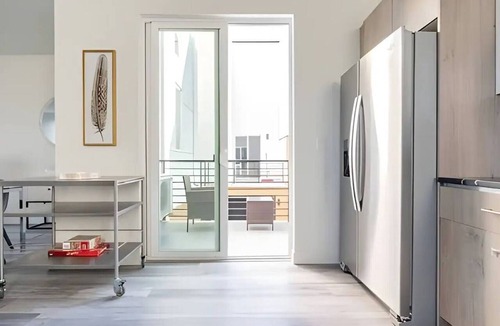 Mid-Beacon Hill Apartment | 3BR Townhouse | Balcony | Seattle | Sophari Home L