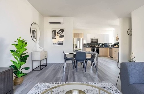 Mid-Beacon Hill Apartment | 3BR Townhouse | Balcony | Seattle | Sophari Home L