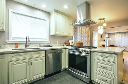 Mid-Beacon Hill House | 4 Bedroom Home for the Whole Family + Shuffleboard + Child Play Area