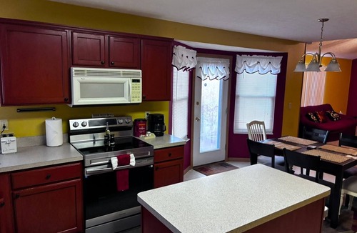West Columbus House | 4-bedroom house in charming Grove City with AC/Entire home in Grove City, Ohio