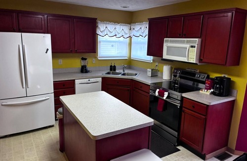 West Columbus House | 4-bedroom house in charming Grove City with AC/Entire home in Grove City, Ohio