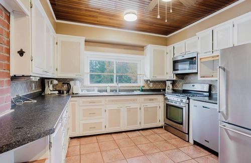 Gravenhurst Cottage | 4 Bedroom Main Cottage XIV: PL