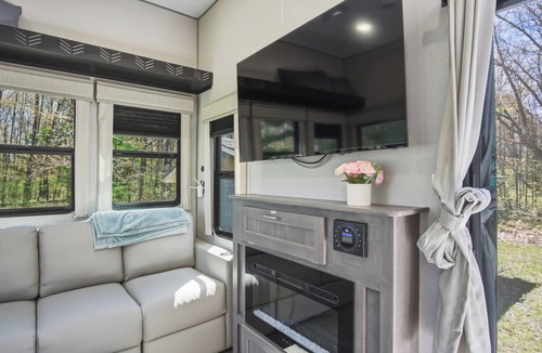 Fountain Cottage | 4 Bedroom Round Lake Getaway: 2 Cabins + 2026 Camper + Dock