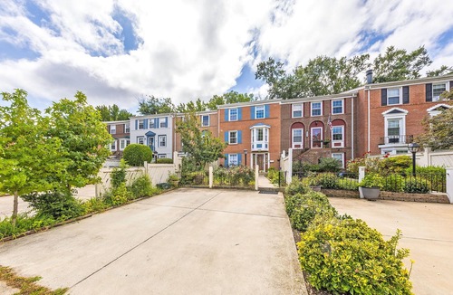 Mount Vernon House | 4-bedroom townhome in Alexandria with Game Room