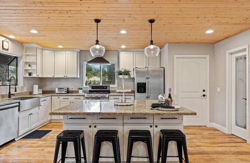 Heber Cabin | 4 Bedrooms, Sleeps 16, Hot Tub, Games, Tesla Charger, Smart TV's, MORE!