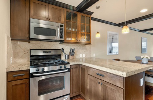 Squire Park House | 4 Beds Elegant Capitol Hill Townhome Walk to Seattle University