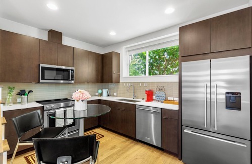 Eastlake House | 4 Beds Townhome with Rooftop Lake & Mountain Views