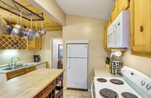 Pinetop-Lakeside House | 4 Mi to Rainbow Lake! Cozy Forest-View Gem w/Deck