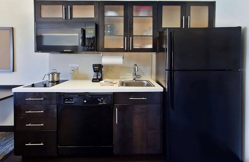 Gahanna Hotel | 4 Spacious Rooms with Breakfast & Parking Near John Glenn Columbus Airport!