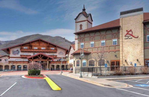 Zermatt House | 4-Star Zermatt Resort King Suite Only 15 Mins to Park City!