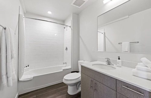 Bluemont Hotel | 4 Units | Arlington Apartments | Rooftop Vibes | Easy Metro Access for Family