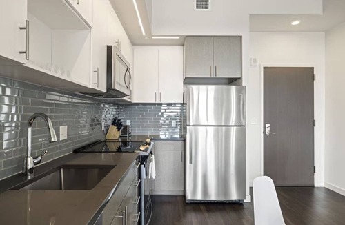 Bluemont Hotel | 4 Units | Modern Stay Rooftop Deck & Spacious Kitchen | Walk to National Mall