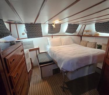 Key West Boat Rental | 43' Classic Trawler 5 Star Resort Pools, Views, Dining Free Shuttle to Downtown